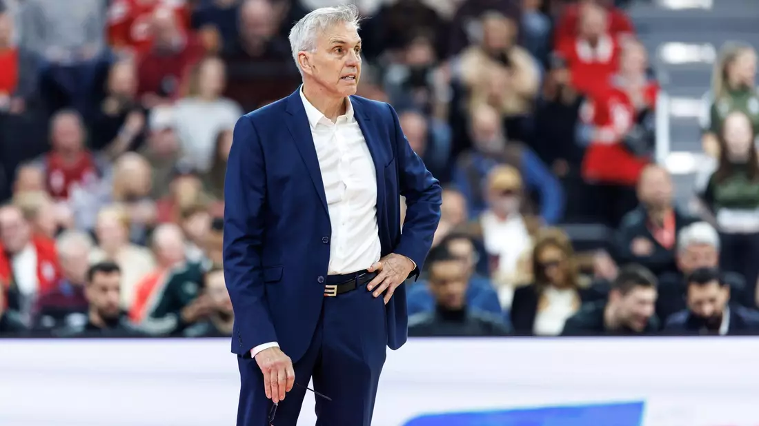 Bayerns Basketballer mit Coach Gordon Herbert gewinnen im BBL-Pokal in Bonn. - Bild: Matthias Balk/dpa
