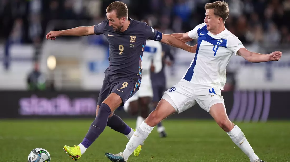 Bayern-Stürmer Harry Kane (l) siegt mit England in Helsinki. - Bild: Bradley Collyer/PA Wire/dpa