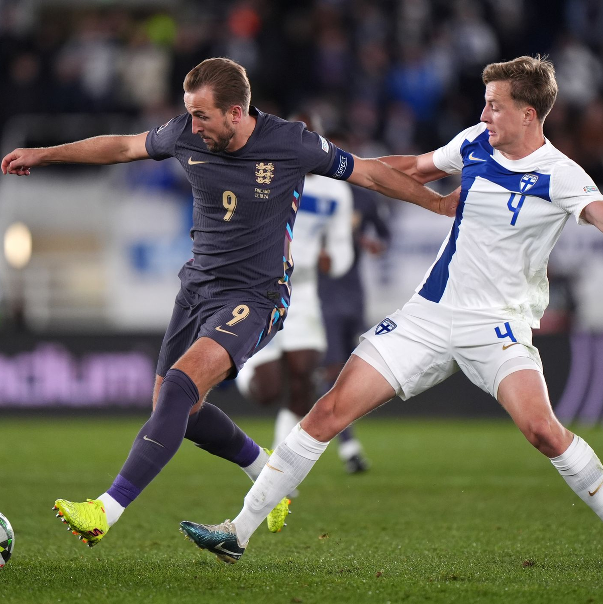 Bayern-Stürmer Harry Kane (l) siegt mit England in Helsinki. - Foto: Bradley Collyer/PA Wire/dpa
