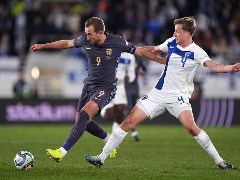 Bayern-Stürmer Harry Kane (l) siegt mit England in Helsinki. - Foto: Bradley Collyer/PA Wire/dpa