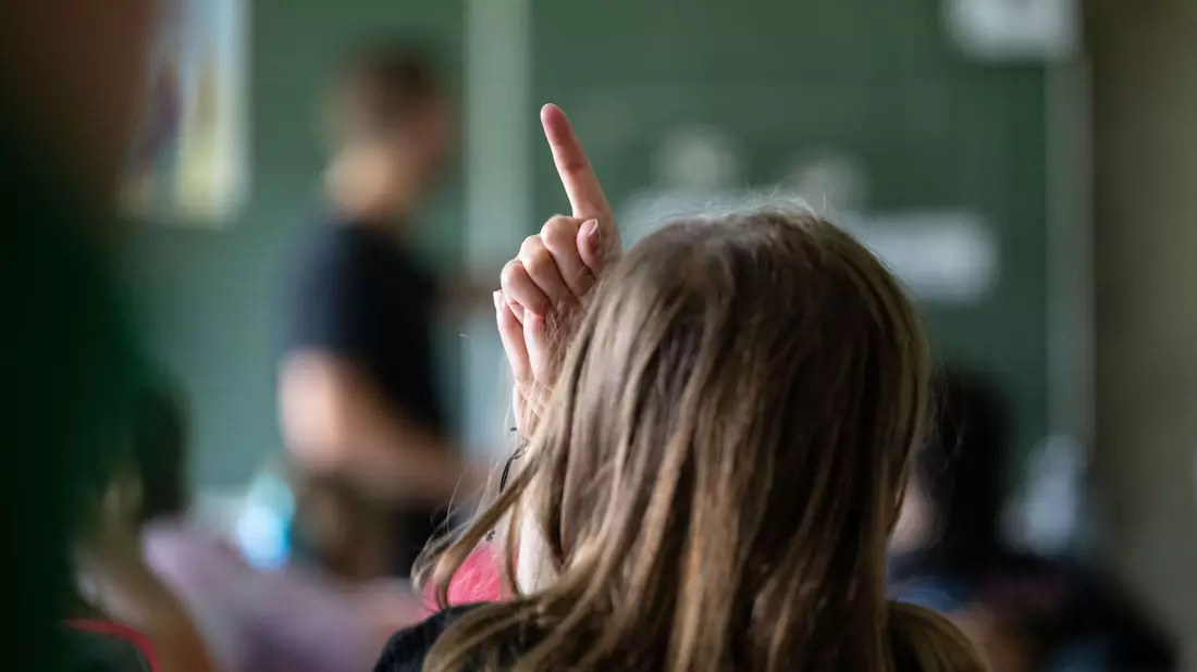 Werden Lehrer Opfer körperlicher Gewalt, so geht diese einer Umfrage zufolge fast ausschließlich von Schülerinnen und Schülern aus. (Symbolbild) - Bild: Marijan Murat/dpa
