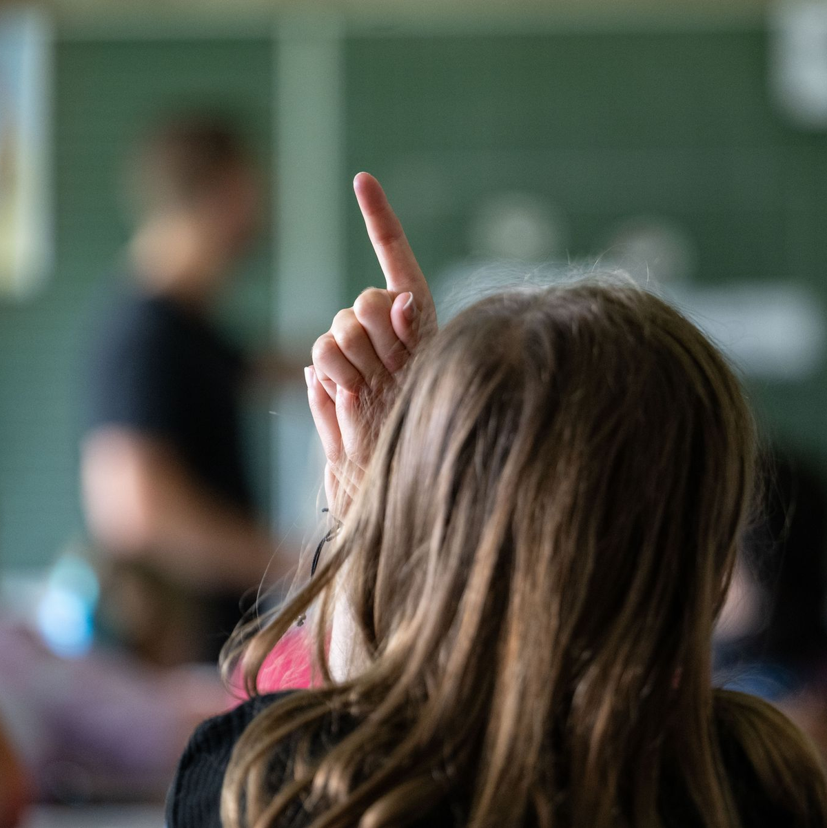 Ab dem Schuljahr 2026/2027 gibt es einen Rechtsanspruch auf Ganztagsbetreuung in der Grundschule. (Archivfoto) - Foto: Marijan Murat/dpa