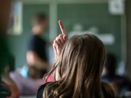 Ab dem Schuljahr 2026/2027 gibt es einen Rechtsanspruch auf Ganztagsbetreuung in der Grundschule. (Archivfoto) - Foto: Marijan Murat/dpa