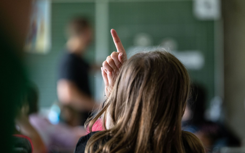 Ab dem Schuljahr 2026/2027 gibt es einen Rechtsanspruch auf Ganztagsbetreuung in der Grundschule. (Archivfoto) - Foto: Marijan Murat/dpa