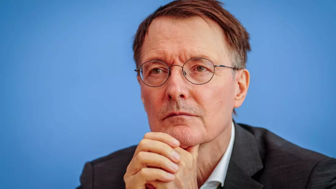 Gesundheitsminister Lauterbach will an der Organspende-Schwelle Hirntod festhalten. - Bild: Kay Nietfeld/dpa