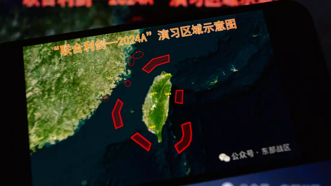 Auf einem Smartphone wird im Mai eine Karte mit Standorten der Militärübungen rund um Taiwan angezeigt. Wie damals finden auch jetzt wieder Übungen rund um die Inselrepublik statt. - Bild: Andre M. Chang/ZUMA Press Wire/dpa