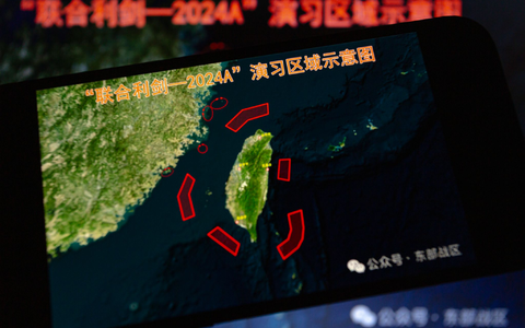 Auf einem Smartphone wird im Mai eine Karte mit Standorten der Militärübungen rund um Taiwan angezeigt. Wie damals finden auch jetzt wieder Übungen rund um die Inselrepublik statt. - Foto: Andre M. Chang/ZUMA Press Wire/dpa Auf einem Smartphone wird im Mai eine Karte mit Standorten der Militärübungen rund um Taiwan angezeigt. Wie damals finden auch jetzt wieder Übungen rund um die Inselrepublik statt. - Foto: Andre M. Chang/ZUMA Press Wire/dpa