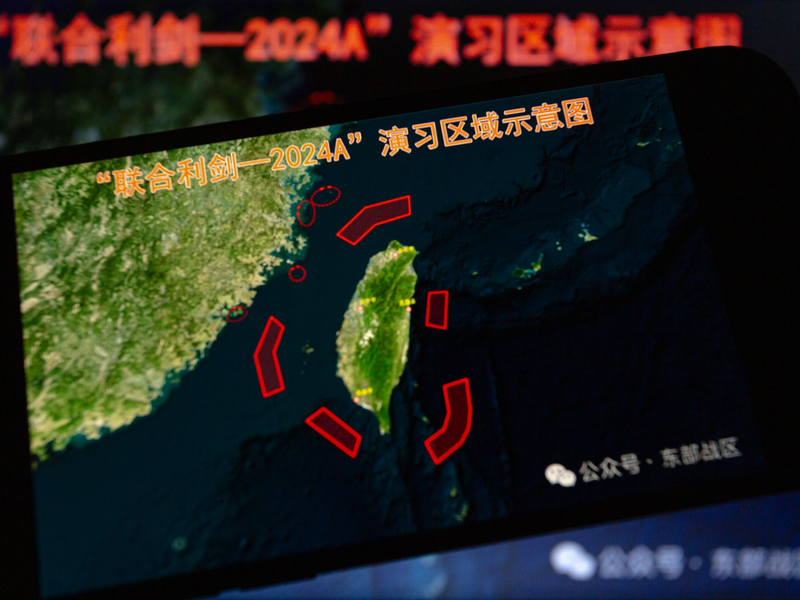 Auf einem Smartphone wird im Mai eine Karte mit Standorten der Militärübungen rund um Taiwan angezeigt. Wie damals finden auch jetzt wieder Übungen rund um die Inselrepublik statt. - Foto: Andre M. Chang/ZUMA Press Wire/dpa