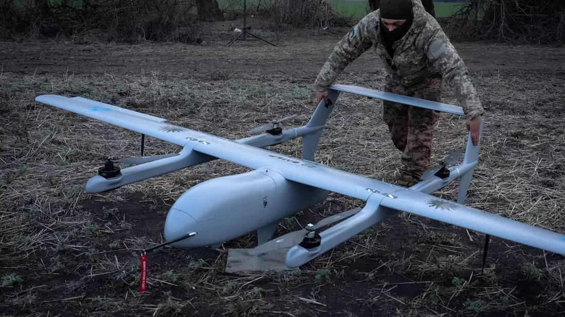 In der Nacht hat die Ukraine mit Drohnen eine Raffinerie in Südrussland attackiert. (Archivbild) - Bild: Efrem Lukatsky/AP/dpa