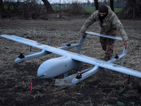 Ukrainische Kampfdrohnen zerstören russische Kanonen. (Archivbild) - Foto: Efrem Lukatsky/AP/dpa