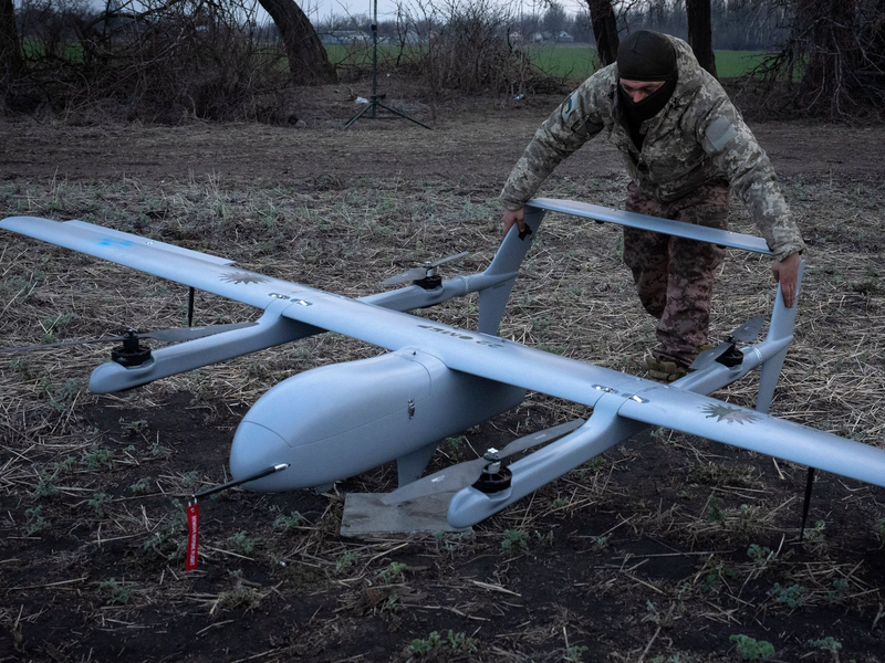 Die zahlenmäßig weit unterlegene ukrainische Armee setzt bei ihren Angriffen auch auf Kampfdrohnen. (Archivbild) - Foto: Efrem Lukatsky/AP/dpa
