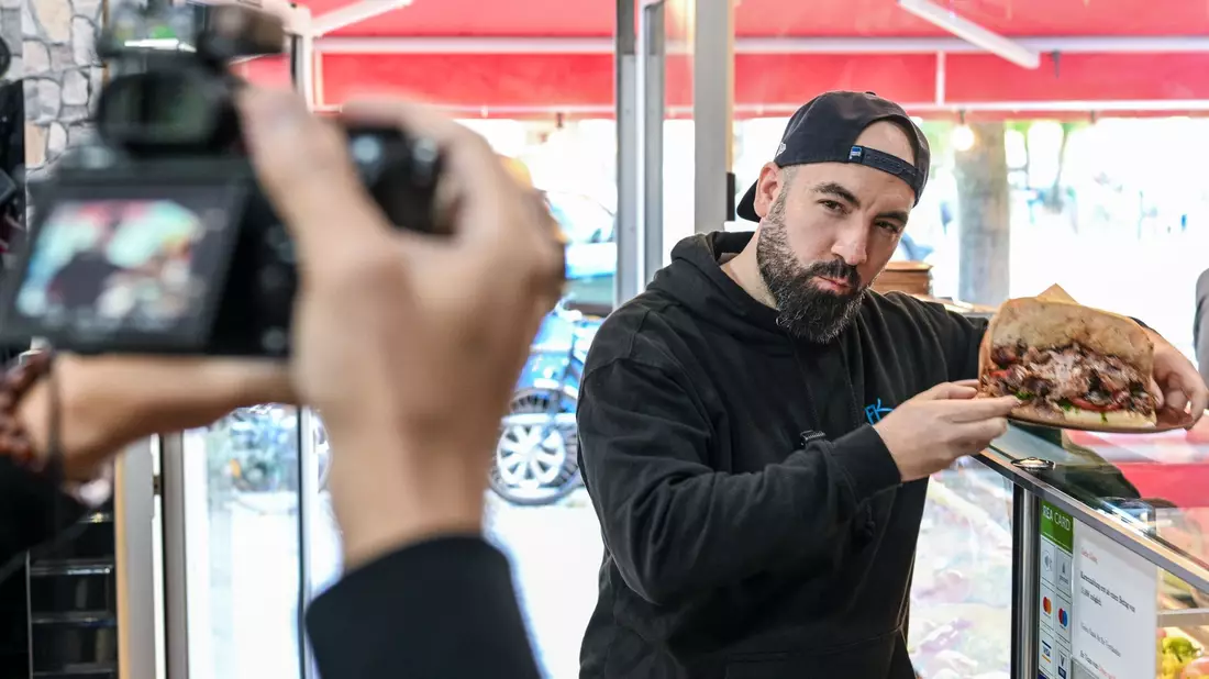 Der Berliner Youtuber Can F. Kennedy testet alle Dönerläden an U-Bahnhöfen. - Bild: Jens Kalaene/dpa