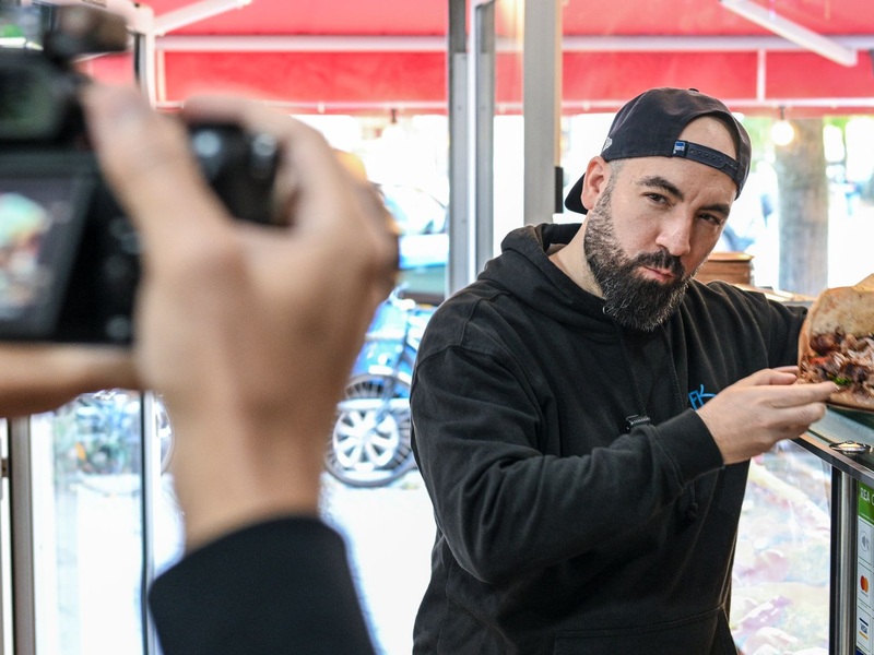 Der Berliner Youtuber Can F. Kennedy testet alle Dönerläden an U-Bahnhöfen. - Foto: Jens Kalaene/dpa