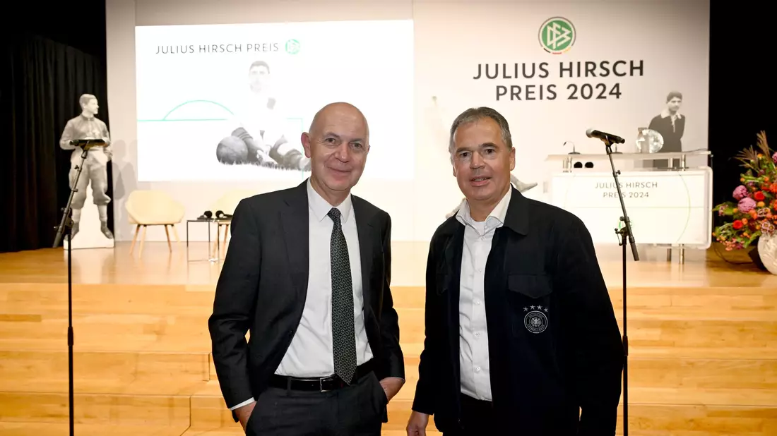 Die DFB-Spitze mit Präsident Neuendorf (l.) und Geschäftsführer Rettig ist überaus zufrieden mit dem Bundestrainer. - Bild: Felix Hörhager/dpa