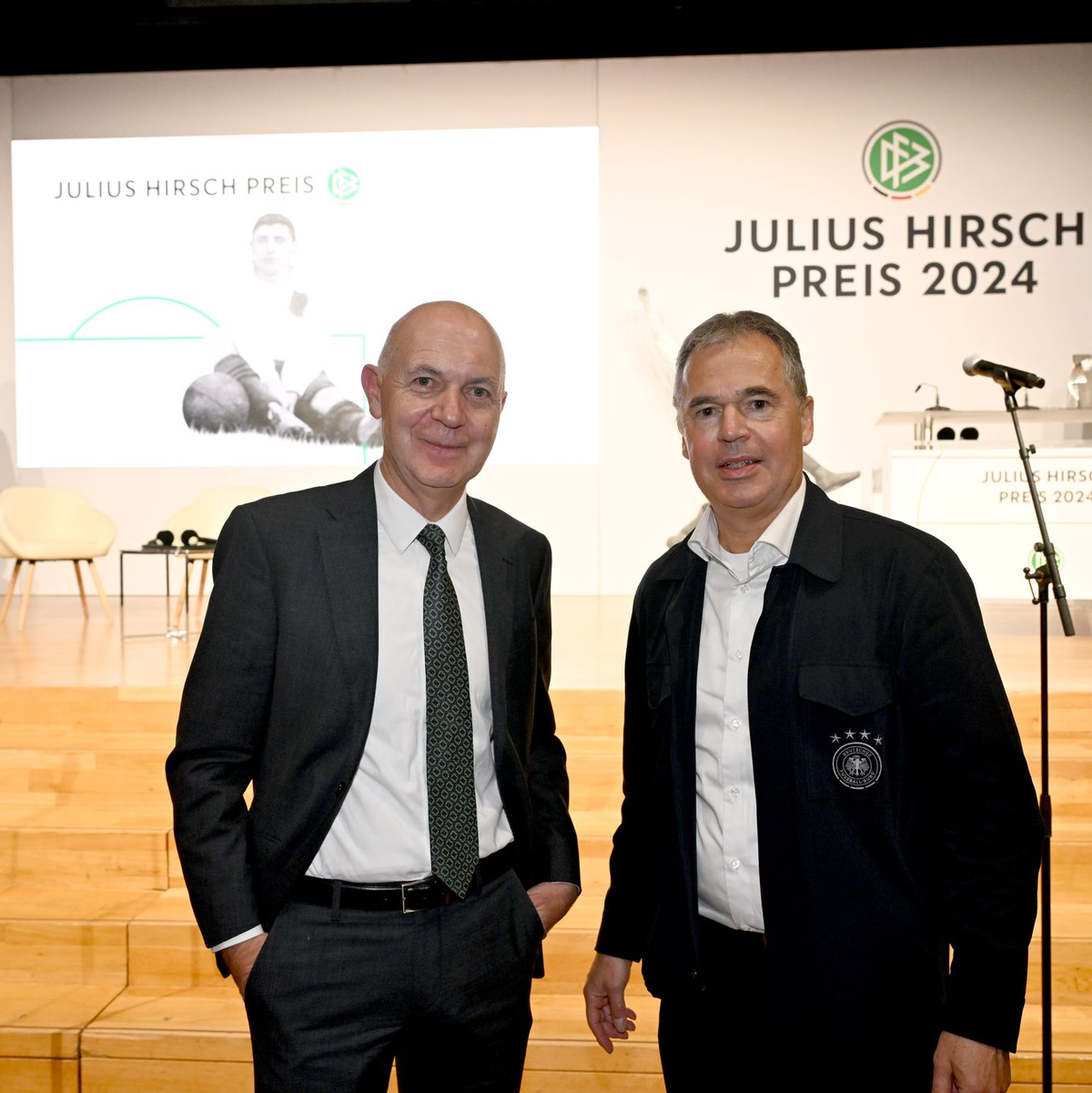 Die DFB-Spitze mit Präsident Neuendorf (l.) und Geschäftsführer Rettig ist überaus zufrieden mit dem Bundestrainer. - Foto: Felix Hörhager/dpa