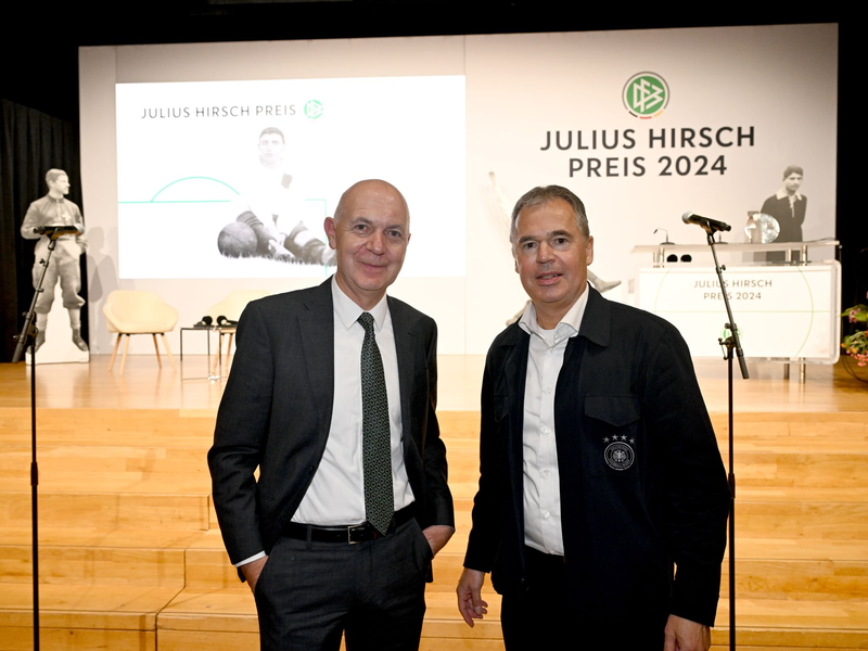 Die DFB-Spitze mit Präsident Neuendorf (l.) und Geschäftsführer Rettig ist überaus zufrieden mit dem Bundestrainer. - Foto: Felix Hörhager/dpa