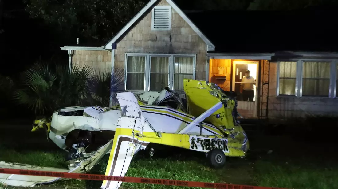 Die Cessna stürzte in den Vorgarten - Bild: Richard Burkhart/Savannah Morning News/AP