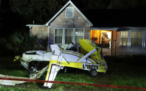 Die Cessna stürzte in den Vorgarten - Foto: Richard Burkhart/Savannah Morning News/AP