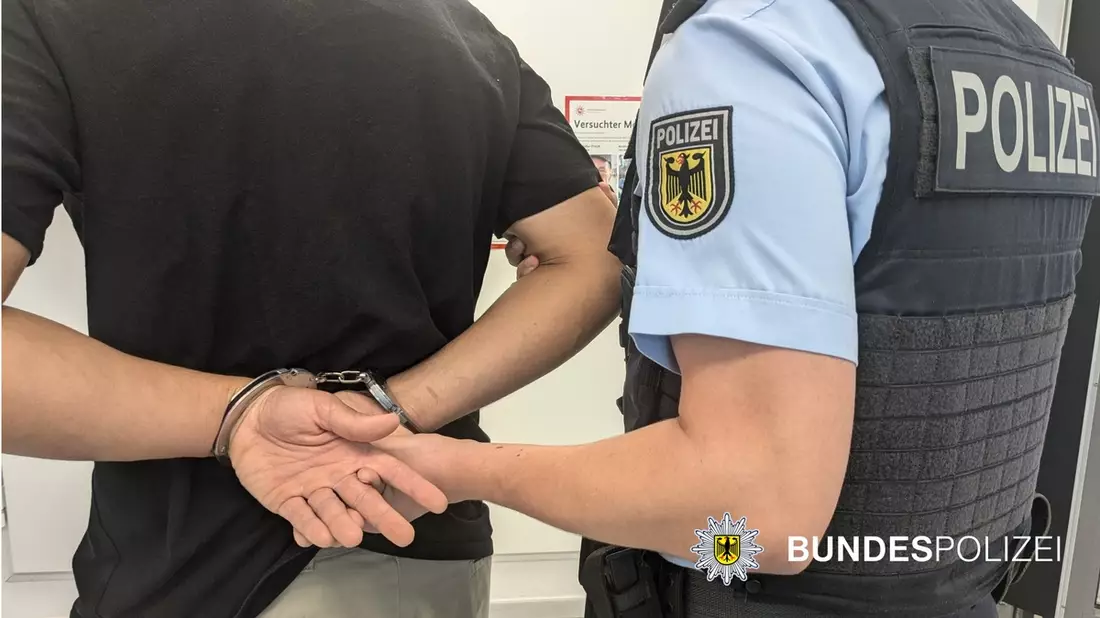 Bundespolizeidirektion München: Schal wird zum Auslöser für Schlägerei / 29-Jähriger ins Krankenhaus gebracht - Bild: presseportal.de