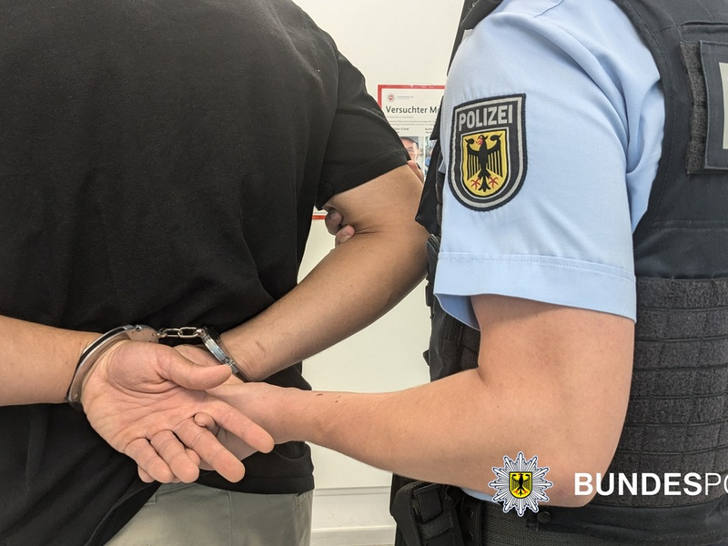 Bundespolizeidirektion München: Schal wird zum Auslöser für Schlägerei / 29-Jähriger ins Krankenhaus gebracht - Foto: presseportal.de