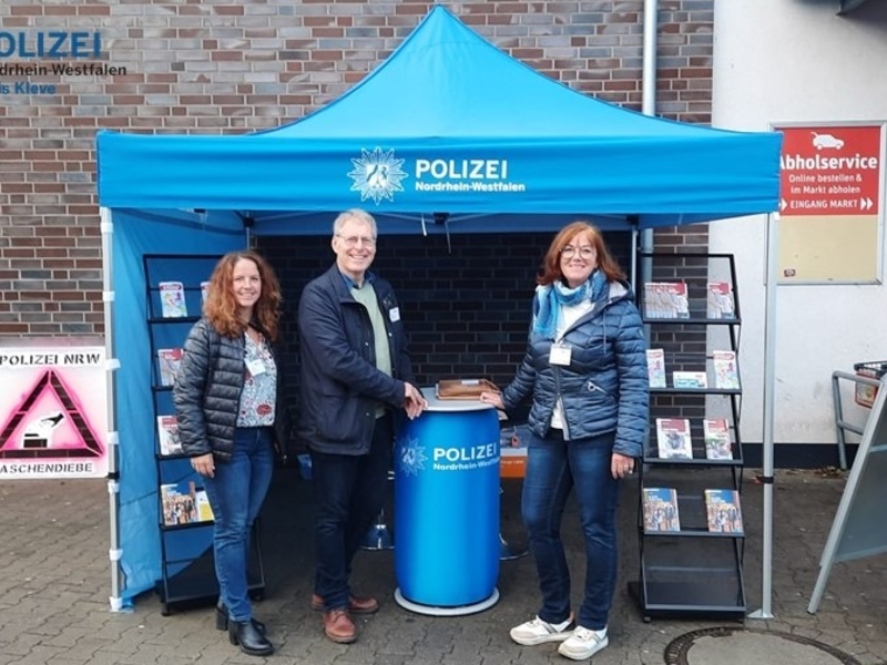 POL-KLE: Kreis Kleve - Aktionswoche gegen Taschendiebstähle / KPB Kleve nahm mit Aktionsständen teil - Foto: presseportal.de