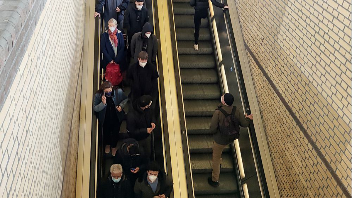 Menschen mit Maske (Archiv) - Foto: über dts Nachrichtenagentur