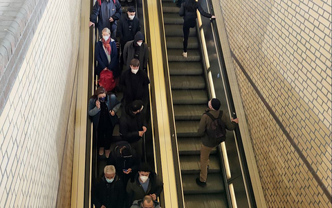 Menschen mit Maske (Archiv) - Foto: über dts Nachrichtenagentur
