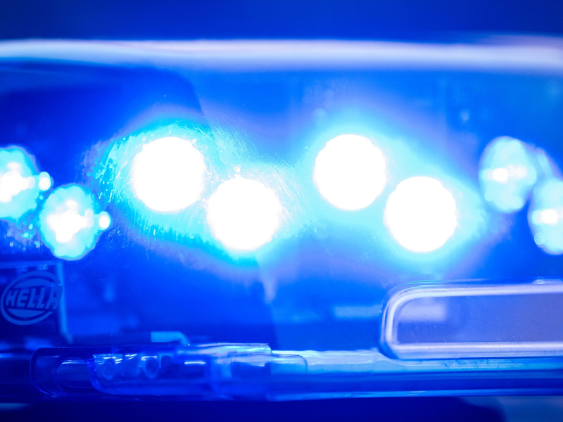 Ein Blaulicht leuchtet an einer Polizeistreife. (Symbolbild) - Foto: Lino Mirgeler/dpa