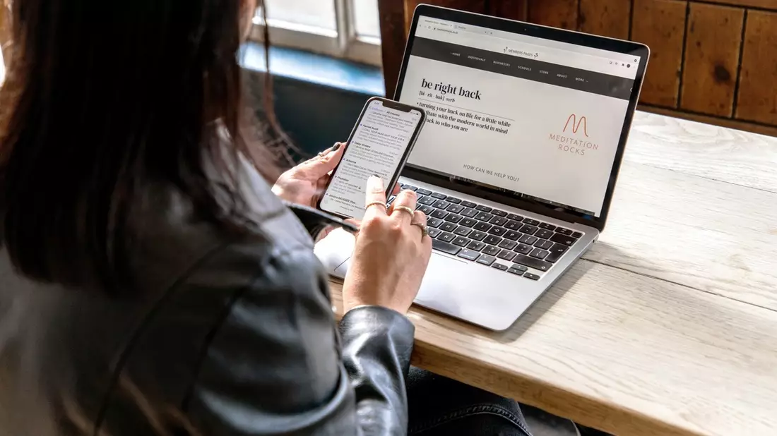 GoDaddy-Umfrage: Mehrheit der Deutschen sieht KI-Revolution in der Arbeitswelt / Neues KI-gestütztes Digital Marketing Tool soll Start-ups und Kleinunternehmen stärken - Bild: presseportal.de