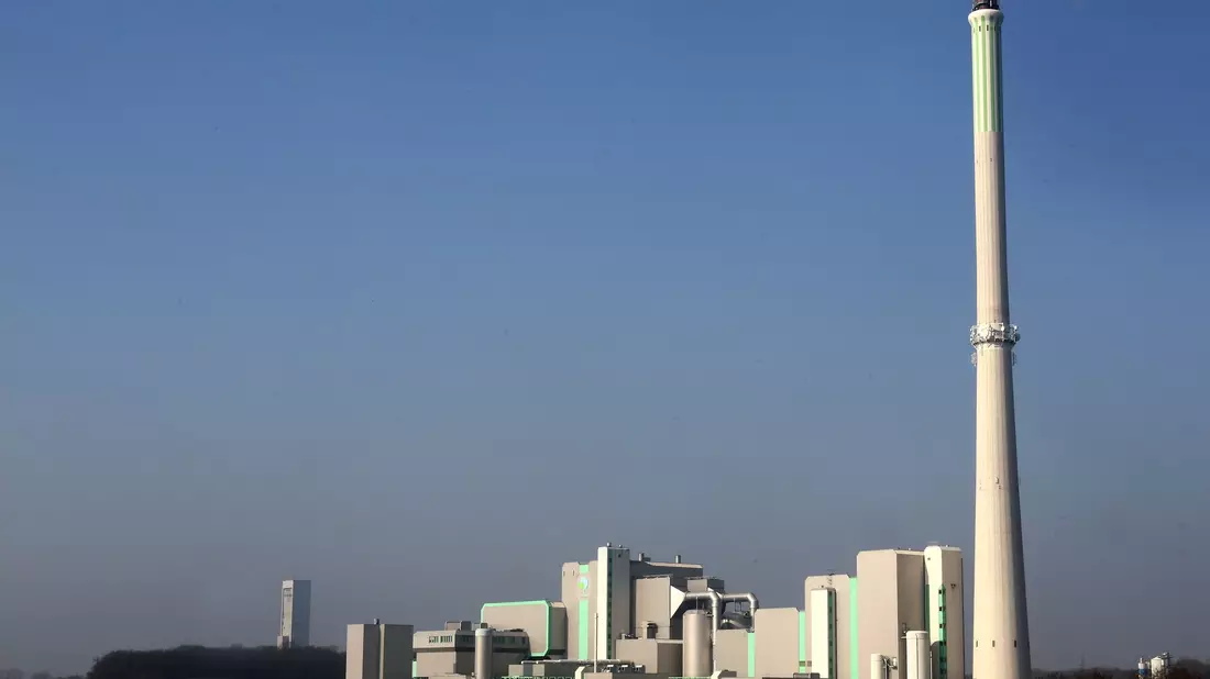 In Müllverbrennungsanlagen wird Hausmüll bei 860 Grad verbrannt. - Bild: picture alliance / dpa