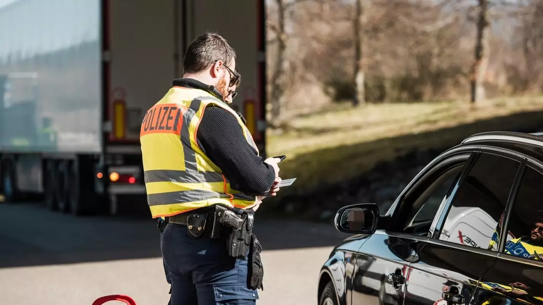 Bundespolizeidirektion München: Geschleuster wegen Mordes gesucht/ Bundespolizei bringt Migranten in Auslieferungshaft - Bild: presseportal.de