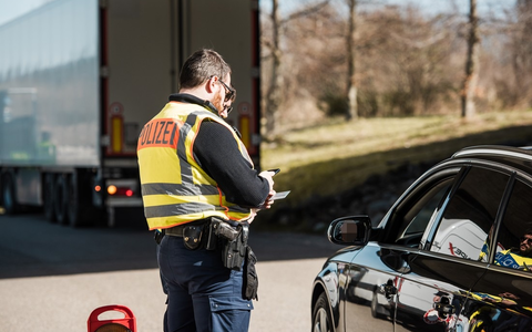 Bundespolizeidirektion München: Geschleuster wegen Mordes gesucht/ Bundespolizei bringt Migranten in Auslieferungshaft - Foto: presseportal.de