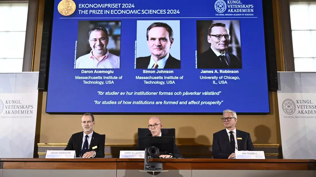 Die Ökonomen Daron Acemoglu, Simon Johnson und James A. Robinson erhalten den diesjährigen Wirtschaftsnobelpreis. - Bild: Christine Olsson/TT News Agency/AP