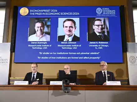 Simon Johnson ist einer von drei Preisträgern, die sich in diesem Jahr über den Wirtschaftsnobelpreis freuen dürfen.  - Foto: Christine Olsson/TT News Agency/AP