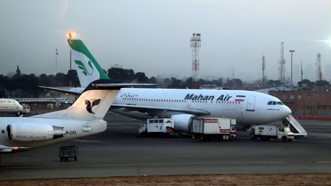 Dürfen künftig nicht mehr in die EU fliegen: Passagierflugzeuge der iranischen Fluggesellschaft Mahan Air. (Archivbild) - Bild: Abedin Taherkenareh/EPA/dpa