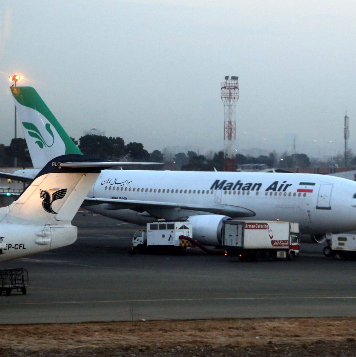 Dürfen künftig nicht mehr in die EU fliegen: Passagierflugzeuge der iranischen Fluggesellschaft Mahan Air. (Archivbild) - Foto: Abedin Taherkenareh/EPA/dpa