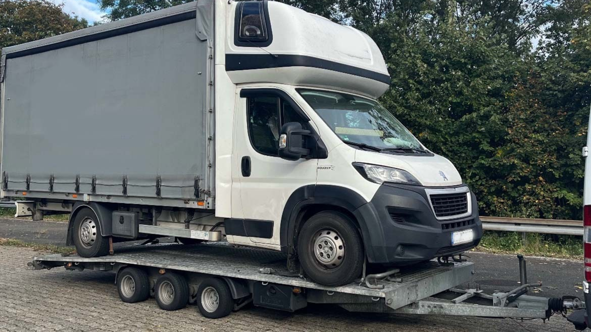 POL-MG: Lkw auf Anhänger: Verkehrsdienst unterbindet gefährliche Fahrt - Foto: presseportal.de