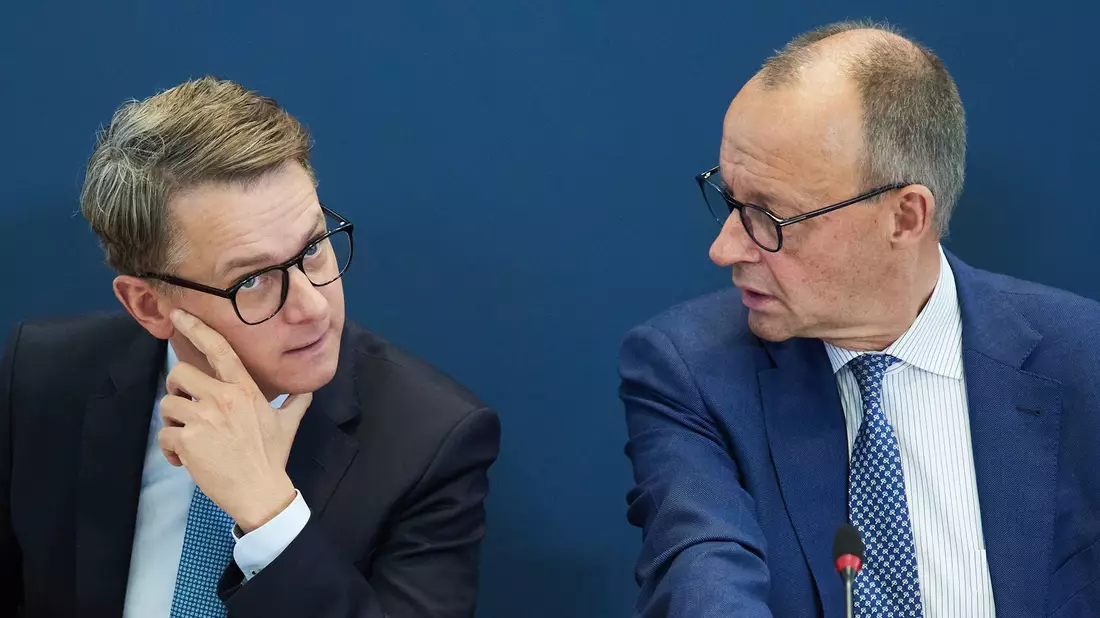 CDU-Chef Merz und Generalsekretär Linnemann positionieren sich gegen die SPD. - Bild: Joerg Carstensen/dpa