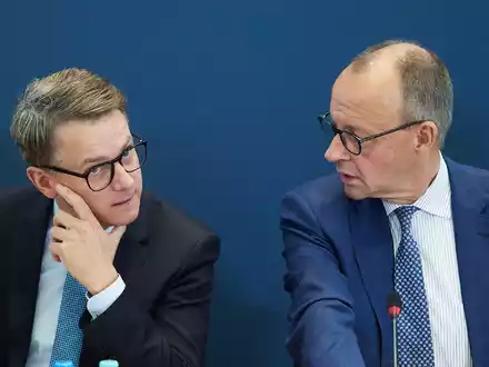 CDU-Chef Merz und Generalsekretär Linnemann positionieren sich gegen die SPD. - Foto: Joerg Carstensen/dpa