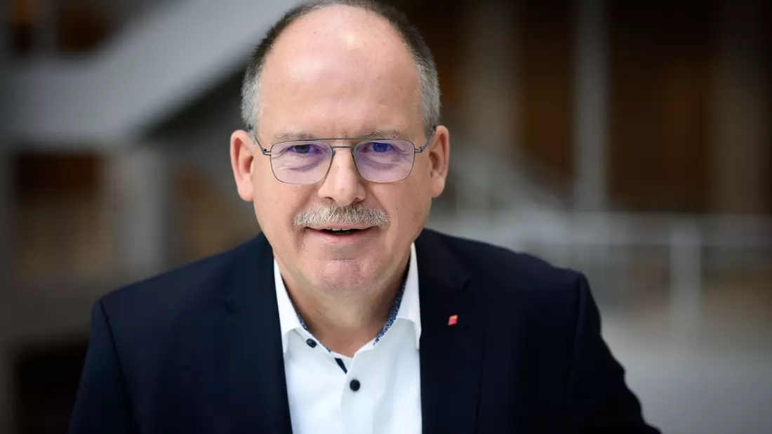 Stefan Körzell von der DGB-Spitze hält es für realistisch, 95 Prozent der Beschäftigten zu entlaste. - Bild: Bernd von Jutrczenka/dpa