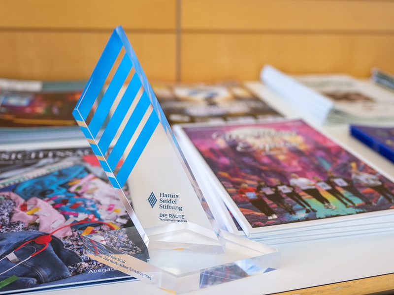 16 SchĂŒlerzeitungen im Rampenlicht / Hanns-Seidel-Stiftung verleiht Die Raute an Nachwuchsjournalisten / Markus Ferber: Journalismus hat eine hohe Verantwortung in einer Demokratie. - Foto: presseportal.de