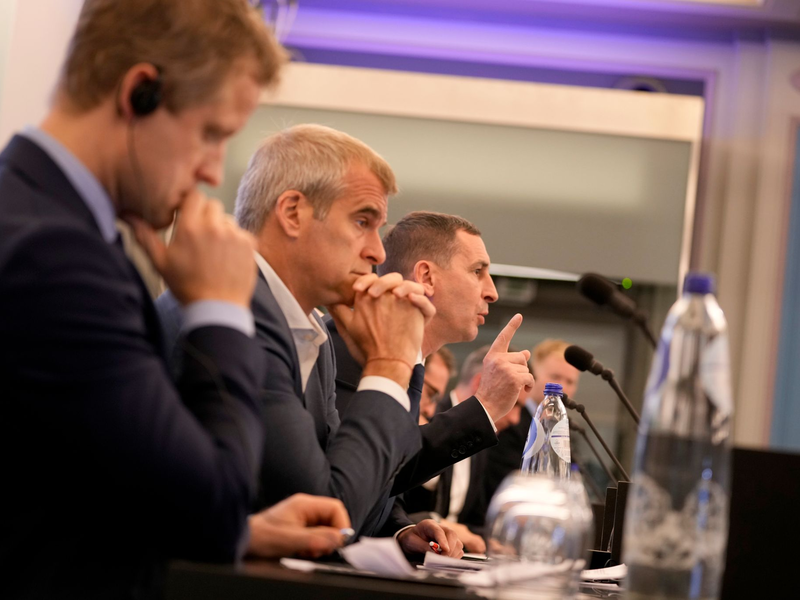 Vertreter von Ligen und Profivereinigungen beklagen die Überlastung von Spielern durch den aufgeblähten Kalender. - Foto: Virginia Mayo/AP/dpa