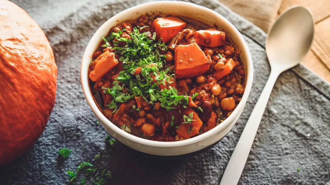 Wer Kürbis liebt, hat meist sein Rezept für die Suppe und das Ofengemüse drauf. Doch aus Kürbis lässt sich mit Möhren, Kichererbsen und kräftigem Schwarzbier auch ein vegetarisches Gulasch zaubern. - Bild: Aileen Kapitza/minzgruen.com/dpa-tmn
