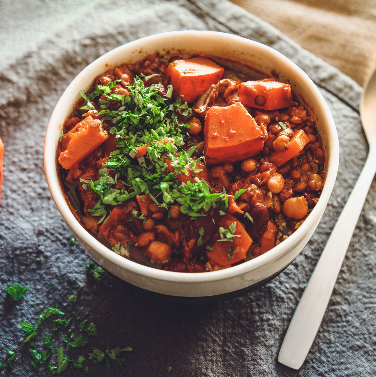 Wer Kürbis liebt, hat meist sein Rezept für die Suppe und das Ofengemüse drauf. Doch aus Kürbis lässt sich mit Möhren, Kichererbsen und kräftigem Schwarzbier auch ein vegetarisches Gulasch zaubern. - Foto: Aileen Kapitza/minzgruen.com/dpa-tmn