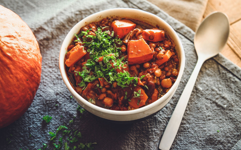 Wer Kürbis liebt, hat meist sein Rezept für die Suppe und das Ofengemüse drauf. Doch aus Kürbis lässt sich mit Möhren, Kichererbsen und kräftigem Schwarzbier auch ein vegetarisches Gulasch zaubern. - Foto: Aileen Kapitza/minzgruen.com/dpa-tmn