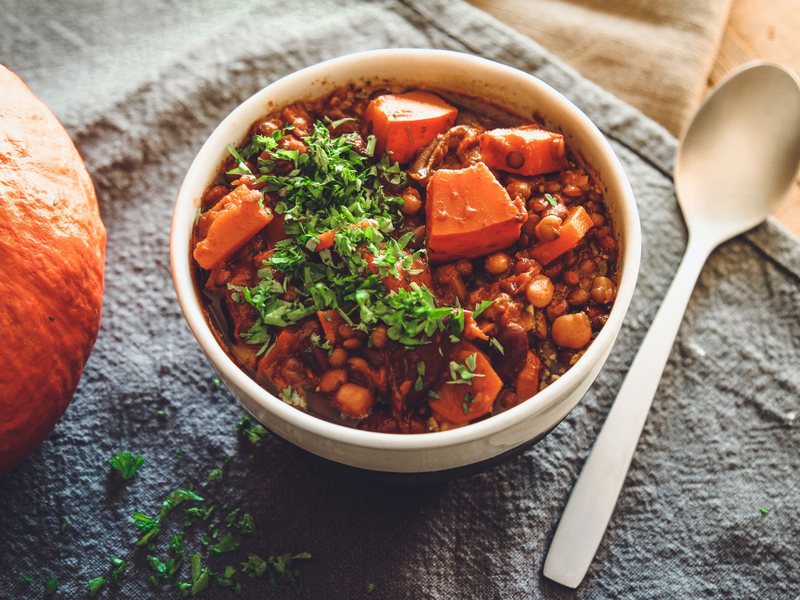 Wer Kürbis liebt, hat meist sein Rezept für die Suppe und das Ofengemüse drauf. Doch aus Kürbis lässt sich mit Möhren, Kichererbsen und kräftigem Schwarzbier auch ein vegetarisches Gulasch zaubern. - Foto: Aileen Kapitza/minzgruen.com/dpa-tmn