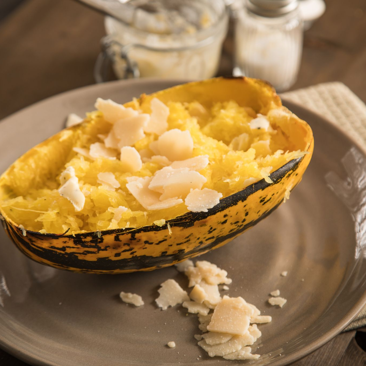 Der Spaghetti-Kürbis hat ein nudelartiges Fruchtfleisch und schmeckt als im Ofen gebackene Variante mit Parmesanhobel und Trüffelbutter. - Foto: Christin Klose/dpa-tmn