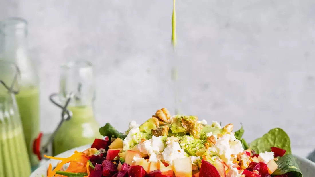 Für den Salat gibt man gekochte Gerste mit grob geraspeltem rohen Hokkaido-Kürbis in eine Schüssel, fügt Würfel von Rote Bete und Apfel sowie Babyspinat und Fetabrösel hinzu. Als Dressing empfiehlt sich ein Mix aus frischen Kräutern, Cashews und Knoblauch.  - Bild: Annalena Bokmeier/Hölker Verlag/dpa-tmn