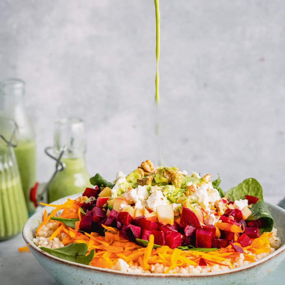 Für den Salat gibt man gekochte Gerste mit grob geraspeltem rohen Hokkaido-Kürbis in eine Schüssel, fügt Würfel von Rote Bete und Apfel sowie Babyspinat und Fetabrösel hinzu. Als Dressing empfiehlt sich ein Mix aus frischen Kräutern, Cashews und Knoblauch.  - Foto: Annalena Bokmeier/Hölker Verlag/dpa-tmn