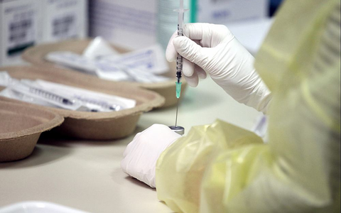 Impfspritze wird aufgezogen (Archiv) - Foto: über dts Nachrichtenagentur